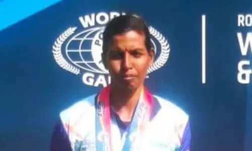 சர்வதேச தடகளப்போட்டியில்  தங்கப்பதக்கம் வென்ற பெண் போலீசுக்கு பாராட்டு