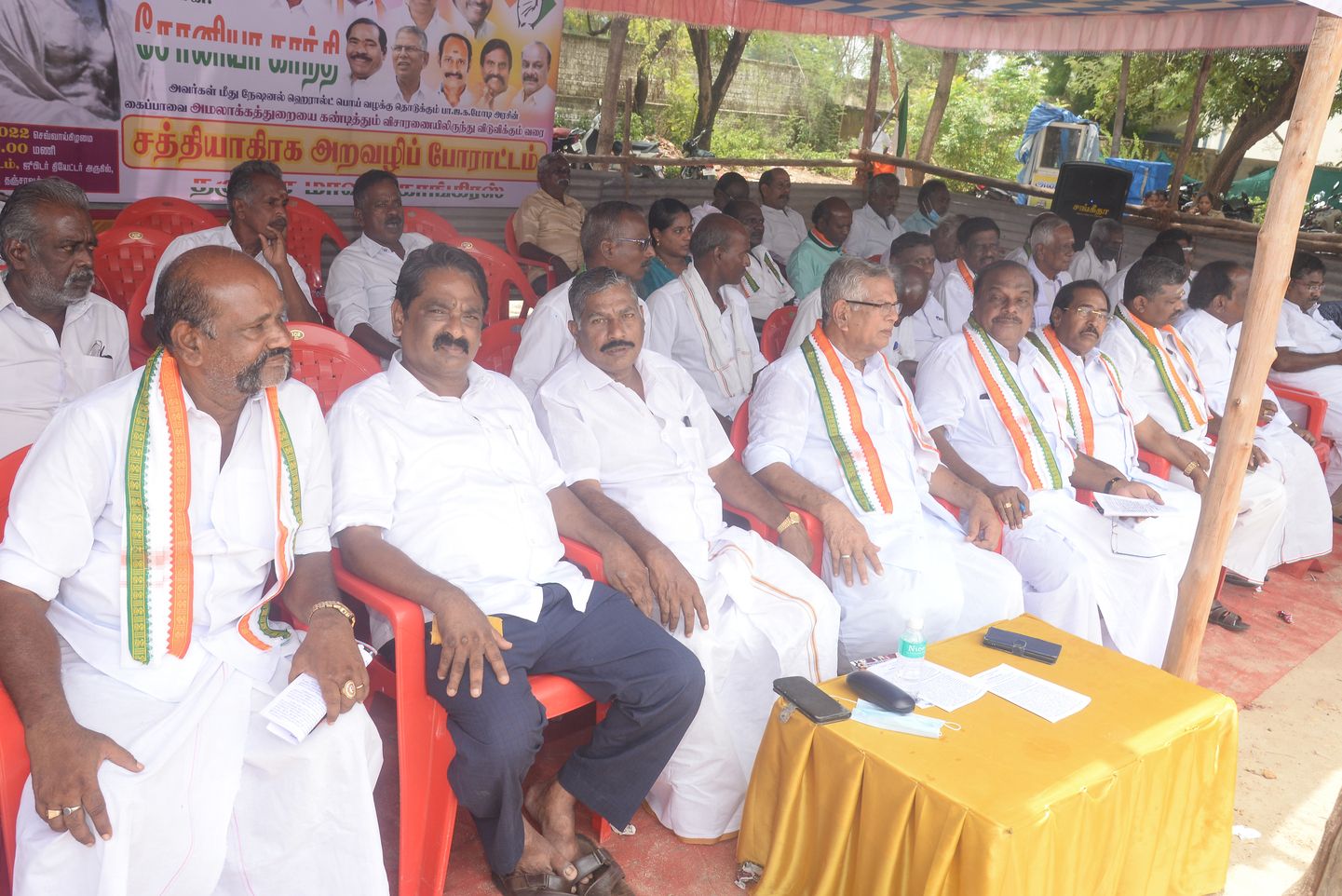 road strike politician arrest | சாலை மறியலில் ஈடுபட்ட காங்கிரஸ்