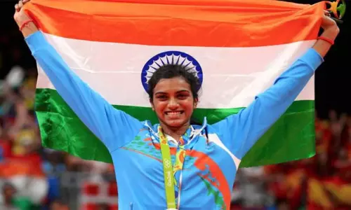 காமன்வெல்த் விளையாட்டு போட்டி தொடக்க விழாவில் தேசிய கொடியை ஏந்திச்செல்லும் பி.வி.சிந்து..!