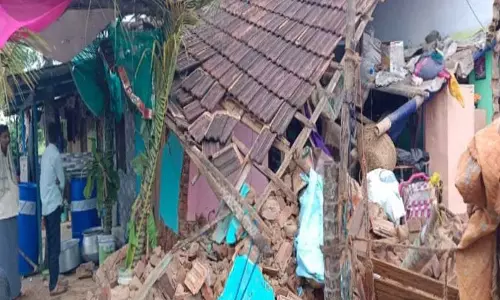 வீடு இடிந்து விழுந்ததில் புதுமண தம்பதி உள்பட 13 பேர் படுகாயம்;  ஆஸ்பத்திரியில் தீவிர சிகிச்சை