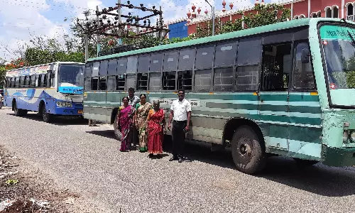 திண்டுக்கல்: விபத்தில் காயம் அடைந்த பெண்களுக்கு இழப்பீடு வழங்காததால் 2 அரசு பஸ்கள் ஜப்தி திண்டுக்கல்: விபத்தில் காயம் அடைந்த பெண்களுக்கு இழப்பீடு வழங்காததால் 2 அரசு பஸ்கள் ஜப்தி