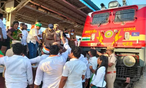 சோனியாகாந்தி மீது விசாரணையை கண்டித்து எழும்பூரில் இளைஞர் காங்கிரசார் ரெயில் மறியல் போராட்டம் சோனியாகாந்தி மீது விசாரணையை கண்டித்து எழும்பூரில் இளைஞர் காங்கிரசார் ரெயில் மறியல் போராட்டம்