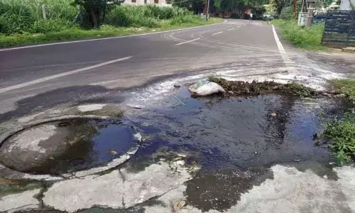 சாலையில் ஆறாக ஓடும் கழிவுநீர்