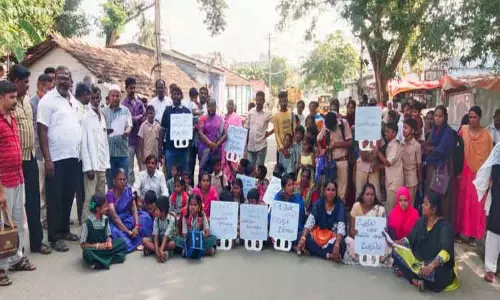 பள்ளிக்கு கூடுதல் கட்டிடம் கட்ட வலியுறுத்தி மேலாண்மை குழுவினர் சாலை மறியல்