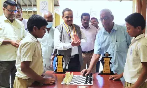 பள்ளி மாணவர்கள் இடையே செஸ் போட்டி பள்ளி மாணவர்கள் இடையே செஸ் போட்டி