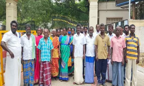 கலெக்டர் அலுவலகத்தை கிராம மக்கள் முற்றுகை கலெக்டர் அலுவலகத்தை கிராம மக்கள் முற்றுகை