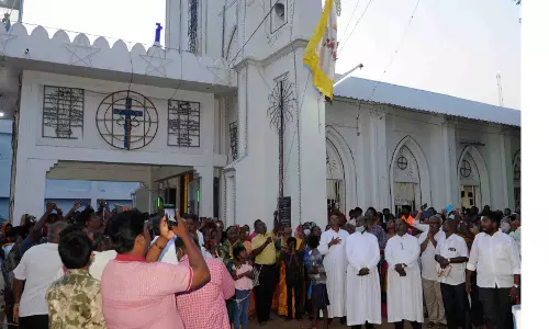 புனித பனிமய மாதா ஆலய பெருவிழா கொடியேற்றத்துடன் தொடங்கியது