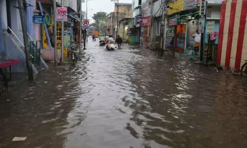 நெல்லையில் கொட்டித்தீர்த்த மழை; சாலைகளில் தண்ணீர் தேங்கியதால் ஊர்ந்து சென்ற வாகனங்கள்
