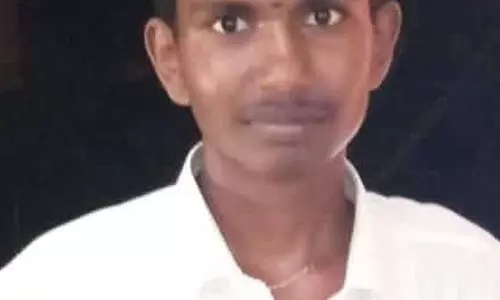 மோட்டார் சைக்கிள் மோதி பிளஸ்-2 மாணவர் பலி மோட்டார் சைக்கிள் மோதி பிளஸ்-2 மாணவர் பலி