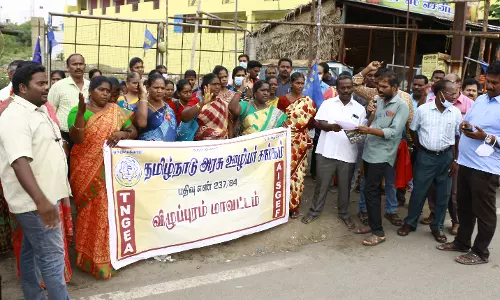 அரசு ஊழியர் சங்கத்தினர் ஆர்ப்பாட்டம்