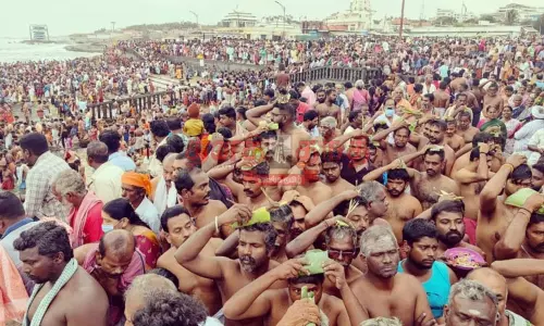 ஆடி அமாவாசை - கன்னியாகுமரி கடலில் புனித நீராடி முன்னோர்களுக்கு தர்ப்பணம் கொடுத்த பக்தர்கள்