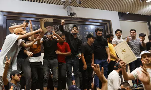 ஈராக் நாடாளுமன்றத்துக்குள் நுழைந்து பாட்டுப்பாடி நடனமாடி போராட்டத்தில் ஈடுபட்ட ஷியா தலைவர் அல்-சதர்   ஆதரவாளர்கள்!