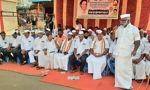 சோனியா காந்தியிடம் அமலாக்கத்துறையினர் விசாரிப்பதை கண்டித்து காங்கிரஸ் கட்சியினர் அறவழி போராட்டம்