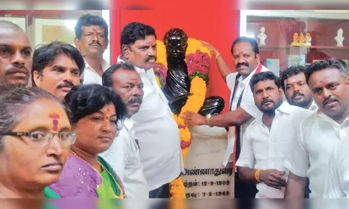 ஓ.பன்னீர்செல்வம் அணியில் மாவட்டச்செயலாளராக ஆர்.வீ. ரஞ்சித்குமார் நியமனம் - அண்ணா சிலைக்கு மாலை அணிவித்து மரியாதை