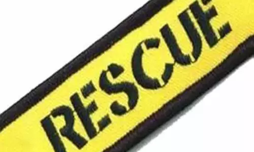 அரபிக்கடலில் பாறை மீது மோதி படகு கவிழ்ந்தது; 5 மீனவர்கள் பத்திரமாக மீட்பு