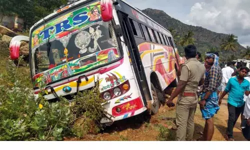 உப்புத்துறை அருகே  சாலையோர பள்ளத்தில் கவிழ்ந்த பஸ்