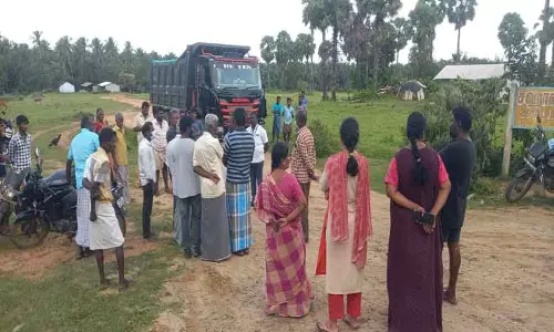விதிகளை மீறி செயல்படும் கல்குவாரிகள் மீது நடவடிக்கை எடுக்கக்கோரி லாரியை சிறைபிடித்து கிராம மக்கள் போராட்டம்