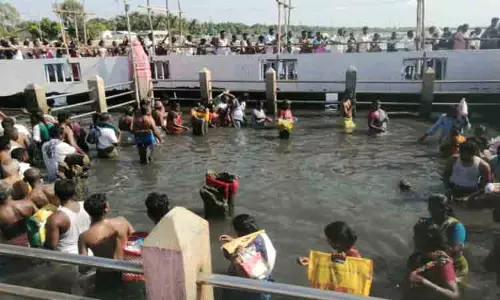 புனித நீராடிய பக்தர்கள்