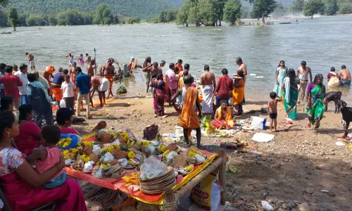 ஆடி அமாவாசையையொட்டி  ஒகேனக்கல் காவிரி ஆற்றில் முன்னோர்களுக்கு தர்ப்பணம்  கோவில்களில் சிறப்பு வழிபாடு