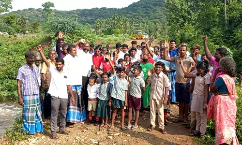 நல்லம்பள்ளி அருகே பாலம் அமைக்ககோரி கிராம மக்கள் ஆர்ப்பாட்டம் நல்லம்பள்ளி அருகே பாலம் அமைக்ககோரி கிராம மக்கள் ஆர்ப்பாட்டம்