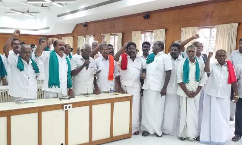 குறுவை பயிர்க்காப்பீடு செய்ய அனுமதிக்காததை கண்டித்து திருவாரூரில் விவசாயிகள் போராட்டம் குறுவை பயிர்க்காப்பீடு செய்ய அனுமதிக்காததை கண்டித்து திருவாரூரில் விவசாயிகள் போராட்டம்