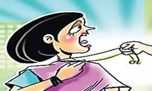 ஆசிரியையிடம் தங்க சங்கிலி பறிக்க முயற்சி