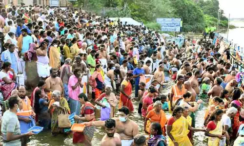 ஸ்ரீரங்கம் அம்மா மண்டபத்தில் குவிந்த பொதுமக்கள்