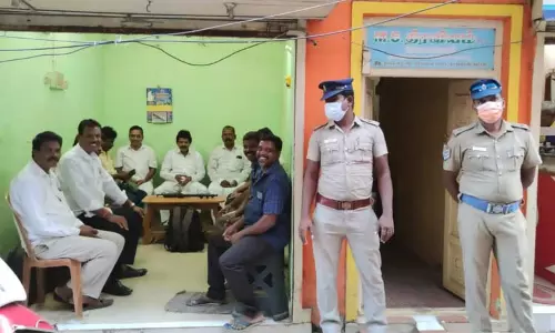 பிரதமர் மோடிக்கு எதிர்ப்பு தெரிவித்து கருப்பு சட்டை அணிந்த காங்கிரஸ் தலைவர் வீட்டு காவலில் சிறை வைப்பு பிரதமர் மோடிக்கு எதிர்ப்பு தெரிவித்து கருப்பு சட்டை அணிந்த காங்கிரஸ் தலைவர் வீட்டு காவலில் சிறை வைப்பு