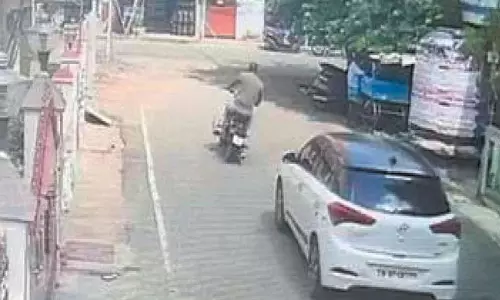 கார் ஏற்றி தி.மு.க. பிரமுகரை கொல்ல முயற்சி; போலீஸ் விசாரணை கார் ஏற்றி தி.மு.க. பிரமுகரை கொல்ல முயற்சி; போலீஸ் விசாரணை