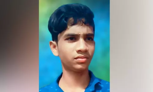 நல்லம்பள்ளி அருகே பிளஸ்-1 மாணவர் தூக்கிட்டு தற்கொலை - போலீசார் விசாரணை நல்லம்பள்ளி அருகே பிளஸ்-1 மாணவர் தூக்கிட்டு தற்கொலை - போலீசார் விசாரணை