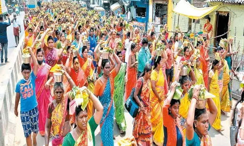 ஊத்துக்காட்டு எல்லையம்மன் கோவிலில் 1008 பால்குடம் ஊர்வலம் ஊத்துக்காட்டு எல்லையம்மன் கோவிலில் 1008 பால்குடம் ஊர்வலம்