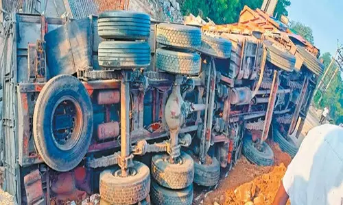 பள்ளிப்பட்டு அருகே சிமெண்டு மூட்டைகளை ஏற்றி வந்த லாரி பள்ளத்தில் கவிழ்ந்து விபத்து பள்ளிப்பட்டு அருகே சிமெண்டு மூட்டைகளை ஏற்றி வந்த லாரி பள்ளத்தில் கவிழ்ந்து விபத்து