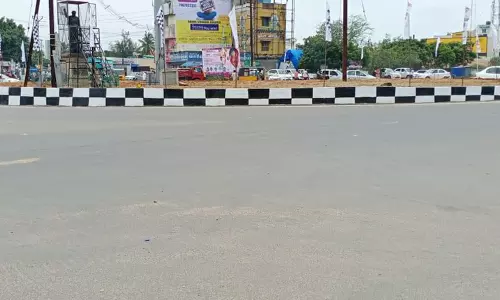 ரவுண்டானாவிற்கு சதுரங்க பலகை போன்று வர்ணம் பூச்சு