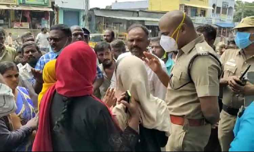 கோவை சுகுணாபுரம் அரசு பள்ளியில் மாணவிகளுக்கு  பாலியல் தொந்தரவு; உடற்கல்வி ஆசிரியர் கைது- பெற்றோர் முற்றுகையிட்டதால் பரபரப்பு