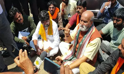 தடையை மீறி தட்சிண கன்னடா மாவட்டத்துக்குள் நுழைய முயற்சி: ஸ்ரீராமசேனை அமைப்பின் தலைவர் பிரமோத் முத்தாலிக் கைது தடையை மீறி தட்சிண கன்னடா மாவட்டத்துக்குள் நுழைய முயற்சி: ஸ்ரீராமசேனை அமைப்பின் தலைவர் பிரமோத் முத்தாலிக் கைது