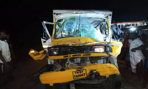 தென்னிலை அருகே கொரியர் சரக்கு வேன் மீது லாரி மோதல் - டிரைவர் பலி தென்னிலை அருகே கொரியர் சரக்கு வேன் மீது லாரி மோதல் - டிரைவர் பலி