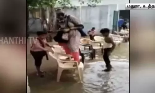 உ.பி-ஆசிரியருக்காக பிளாஸ்டிக் சேர்களை கொண்டு பாலம் அமைத்த பள்ளி மாணவர்கள்..! உ.பி-ஆசிரியருக்காக பிளாஸ்டிக் சேர்களை கொண்டு பாலம் அமைத்த பள்ளி மாணவர்கள்..!