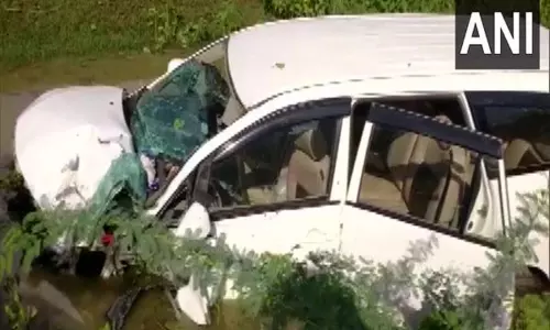 உத்தரப்பிரதேசம்: டெம்போ மீது கார் மோதி விபத்து - 6 பேர் பலி, 7 பேர் காயம் உத்தரப்பிரதேசம்: டெம்போ மீது கார் மோதி விபத்து - 6 பேர் பலி, 7 பேர் காயம்