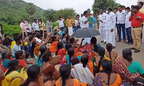 டாக்டர்கள் மீது நடவடிக்கை எடுக்காததை கண்டித்து பொதுமக்கள் சாலை மறியல்