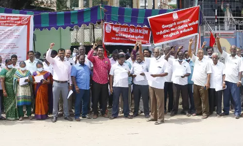 கூட்டுறவு வங்கி ஊழியர்கள் ஆர்ப்பாட்டம்