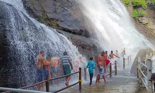 குற்றாலம் அருவிகளில் குளிக்க  சுற்றுலா பயணிகளுக்கு அனுமதி