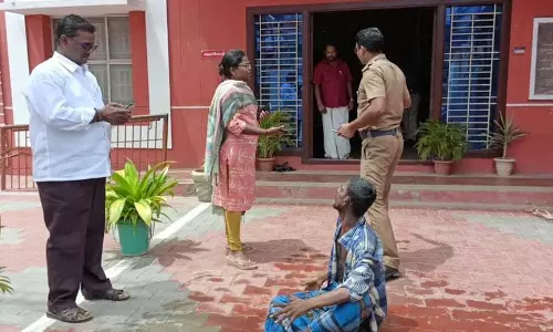 தீக்குளிக்க முயன்ற தொழிலாளியால் பரபரப்பு தீக்குளிக்க முயன்ற தொழிலாளியால் பரபரப்பு