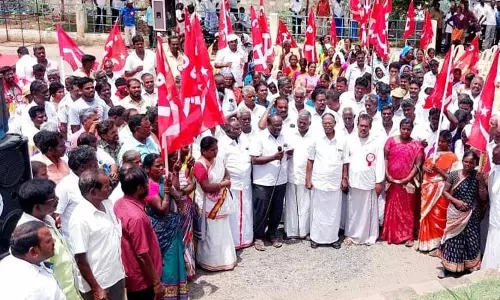 மார்க்சிஸ்ட் கம்யூனிஸ்டு கட்சியினர் ஆர்ப்பாட்டம் மார்க்சிஸ்ட் கம்யூனிஸ்டு கட்சியினர் ஆர்ப்பாட்டம்