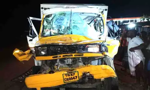தென்னிலை அருகே லாரி மோதி சரக்கு வேன் டிரைவர் பலி தென்னிலை அருகே லாரி மோதி சரக்கு வேன் டிரைவர் பலி