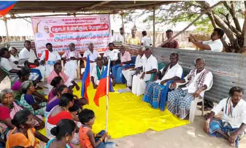 சாலை வசதி கேட்டு கிராம மக்கள் 2-வது நாளாக உள்ளிருப்பு போராட்டம்
