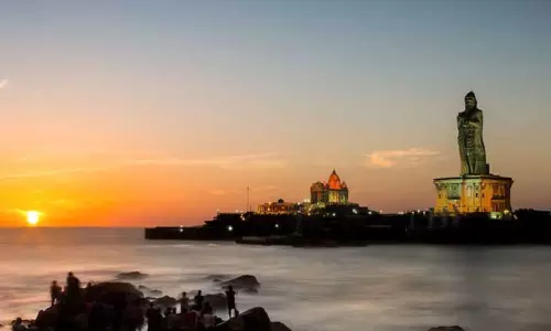 கன்னியாகுமரியில் நீர்மட்டம் தாழ்வு:2-வது நாளாக படகு போக்குவரத்து தாமதம் கன்னியாகுமரியில் நீர்மட்டம் தாழ்வு:2-வது நாளாக படகு போக்குவரத்து தாமதம்