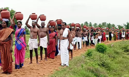 மண்பானையில் தண்ணீர் எடுத்து சமைத்து வழிபடும் பாரம்பரிய களரி விழா மண்பானையில் தண்ணீர் எடுத்து சமைத்து வழிபடும் பாரம்பரிய களரி விழா