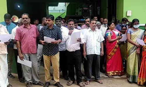 கூட்டுறவு வங்கி ஊழியர்கள் ஆர்ப்பாட்டம்