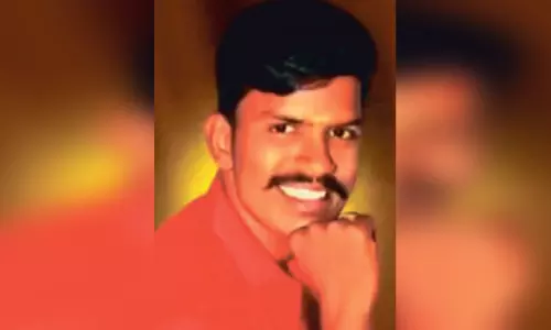 செல்போனில் பேசியபடி நடந்த போது மொட்டை மாடியில் இருந்து தவறி விழுந்த சிறை காவலர் சாவு செல்போனில் பேசியபடி நடந்த போது மொட்டை மாடியில் இருந்து தவறி விழுந்த சிறை காவலர் சாவு