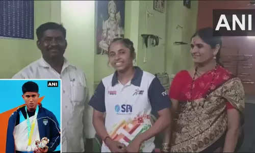 என் மகன் காமன்வெல்த் போட்டியில் வெள்ளிப்பதக்கம் வென்றதில் பெருமை! டீக்கடை நடத்தி வரும் சர்காரின் தந்தை மகிழ்ச்சி! என் மகன் காமன்வெல்த் போட்டியில் வெள்ளிப்பதக்கம் வென்றதில் பெருமை! டீக்கடை நடத்தி வரும் சர்காரின் தந்தை மகிழ்ச்சி!